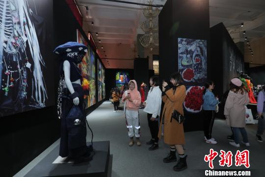 江南体育官网中国服装设计界“四大天王”联袂开展浓缩时尚30年(图1)