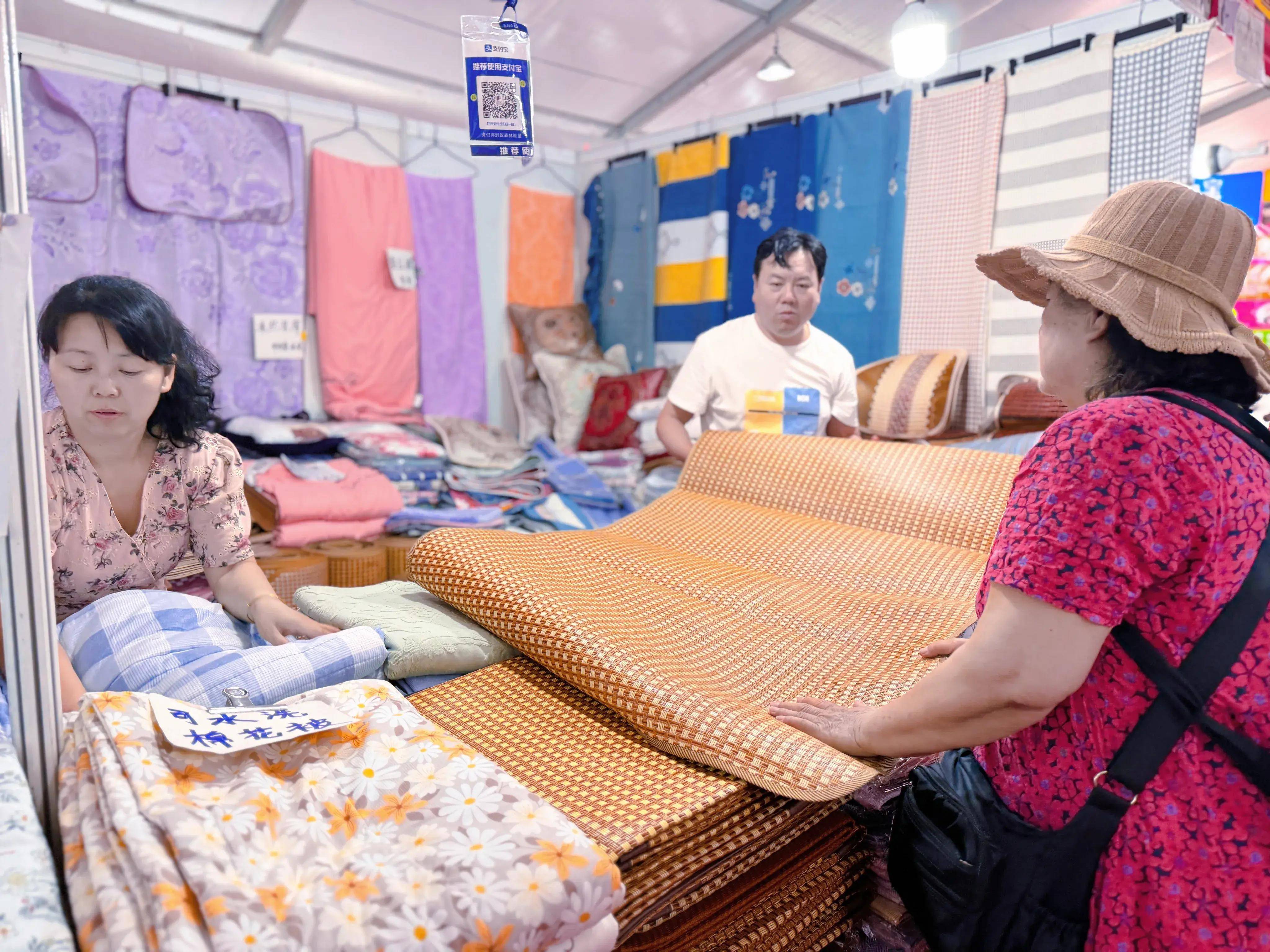 江南体育官网海淀五路居夏季服装苏杭丝绸购物节与全国农特产品展销会盛大开幕(图9)