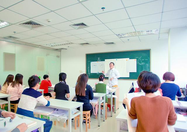 江南体育官网服装培训学校细说女生学服装设计专业好吗？(图2)