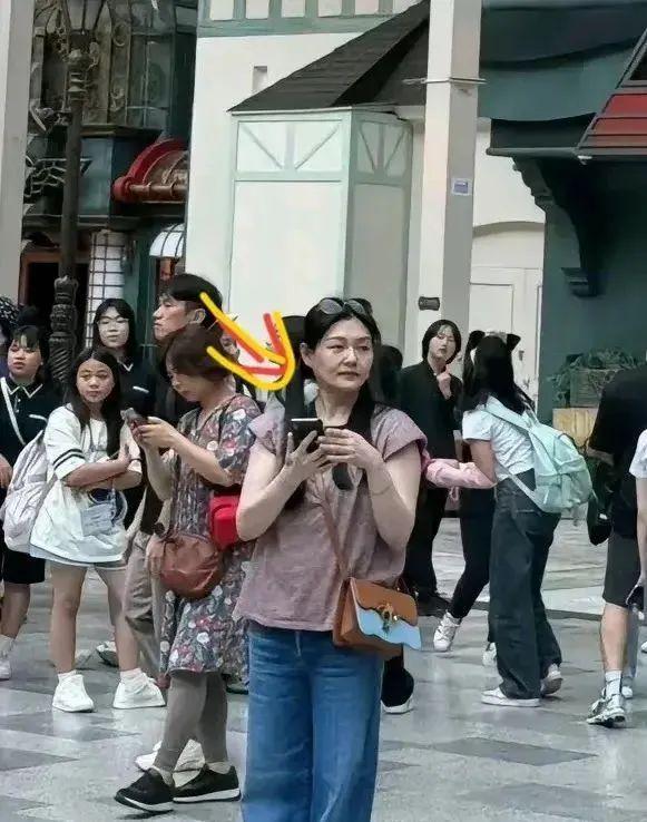 江南体育官网大S露面带女儿韩国旅游传廉价衣服变得又老又胖(图3)