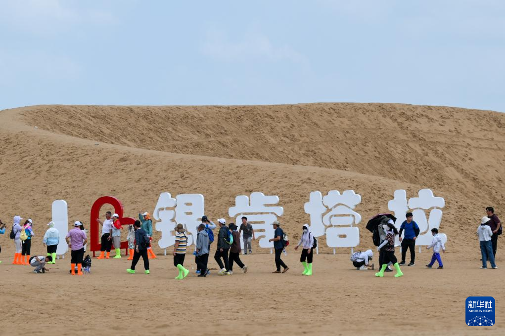 江南体育官网四季中国｜沙漠增绿又生金 一名返乡大学生的“库布其情缘”(图3)