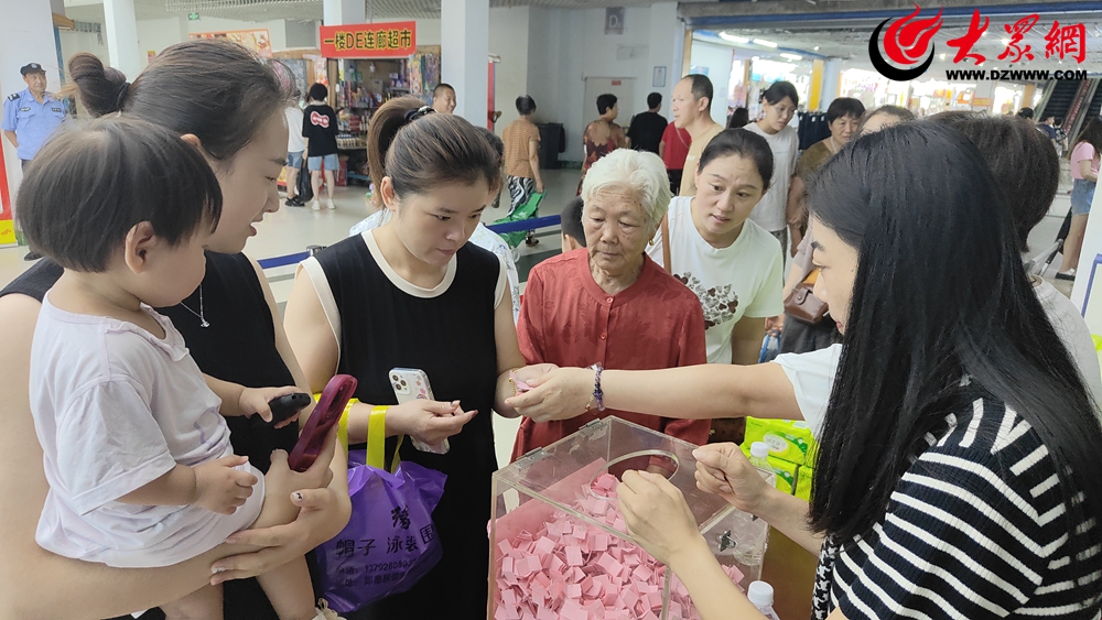 江南体育官网消费活动激发实体经济活力 即墨服装市场实力“圈粉”年轻人(图2)