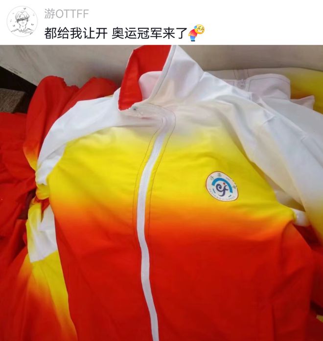 江南体育官网“好歹毒的校服”学校设计外卖员同款服装让孩子提前体验打工(图3)