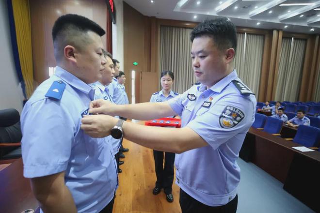 江南体育官网山海天公安举行警务辅助人员服装标识换发仪式！(图2)