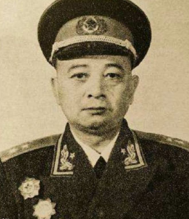 江南体育官网1959年阅兵总指挥杨勇衣服扣子突然脱落此中将：别急我来缝(图2)